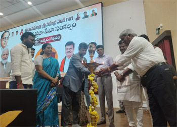 To mark the 76th birthday of the Hon'ble Prime Minister Shri Narendra Modi, 10,000 students of VIT University conveyed their heartfelt birthday wishes through postcards in a unique and innovative manner. Shri Komati Jayaram