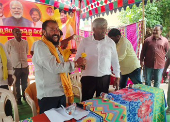 Shri Komati Jayram Garu was invited as the Chief Guest and participated in the programme organized by Shri Movva Praveen, an NRI from Detroit, Michigan, in memory of his late father, Shri Movva Raghava Rao Garu on 13 th Aug 26. Along with Denduluru MLA Shri Chintamaneni Prabhakar and Gudivada MLA Shri Venigalla Ramu, he participated in the distribution of scholarships at Humanjunction ZP High School and also inaugurated a bus shelter sponsored in memory of Shri Movva Raghava Rao Garu.