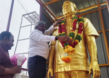 Shri Komati Jayram Garu was invited as the Chief Guest and participated in the programme organized by Shri Movva Praveen, an NRI from Detroit, Michigan, in memory of his late father, Shri Movva Raghava Rao Garu on 13 th Aug 26. Along with Denduluru MLA Shri Chintamaneni Prabhakar and Gudivada MLA Shri Venigalla Ramu, he participated in the distribution of scholarships at Humanjunction ZP High School and also inaugurated a bus shelter sponsored in memory of Shri Movva Raghava Rao Garu.